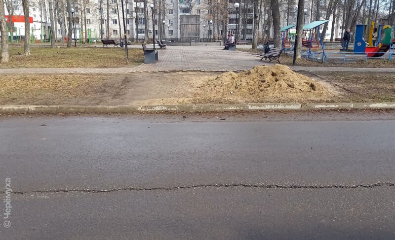 Дорога на улице Желябова в Рыбинске начала трескаться. Участок ремонтировали в 2024 году