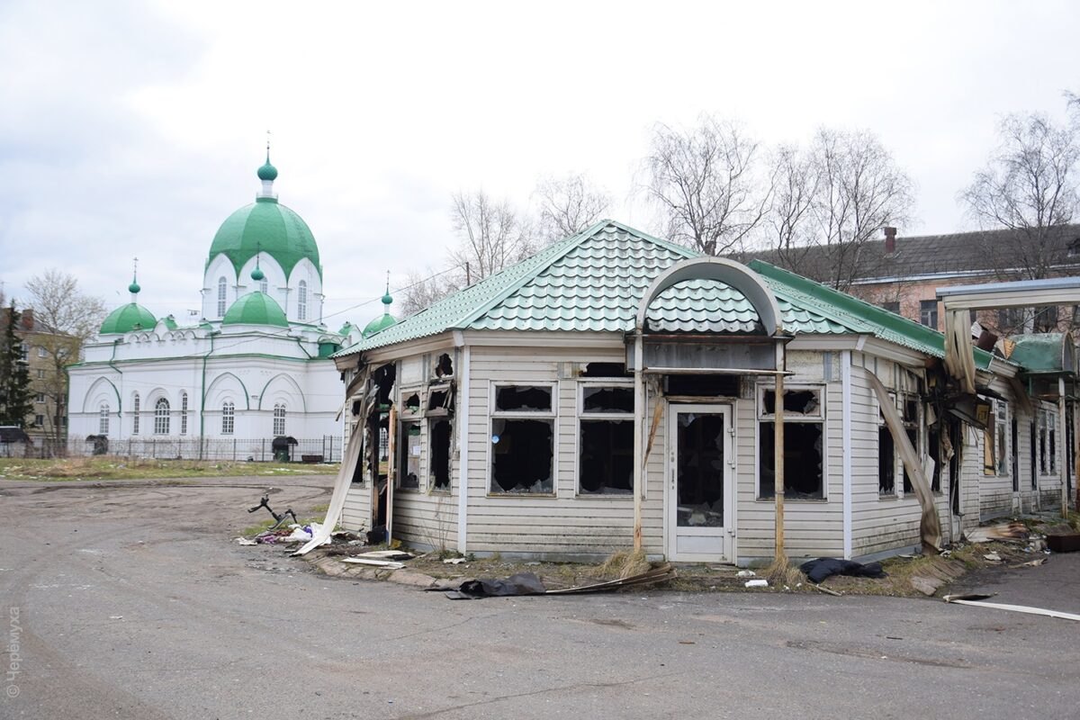 В рыбинском «Гостином дворе» сгорел ещё один павильон. Палатки демонтируют. Фото