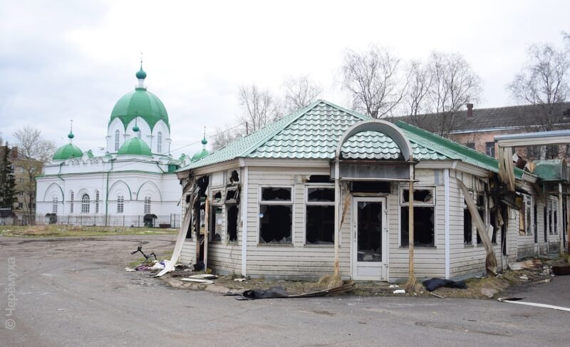 В рыбинском «Гостином дворе» сгорел ещё один павильон. Палатки демонтируют. Фото