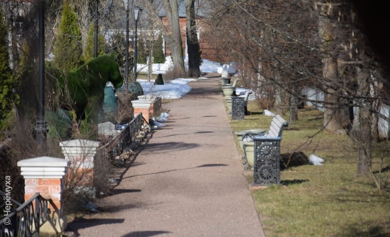 Оттаивает и медленно просыпается: Карякинский сад в Рыбинске готовят к открытию