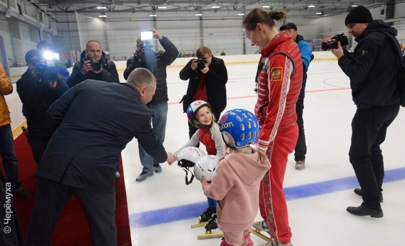 С автографами и речами. В Рыбинске торжественно открыли вторую муниципальную ледовую арену