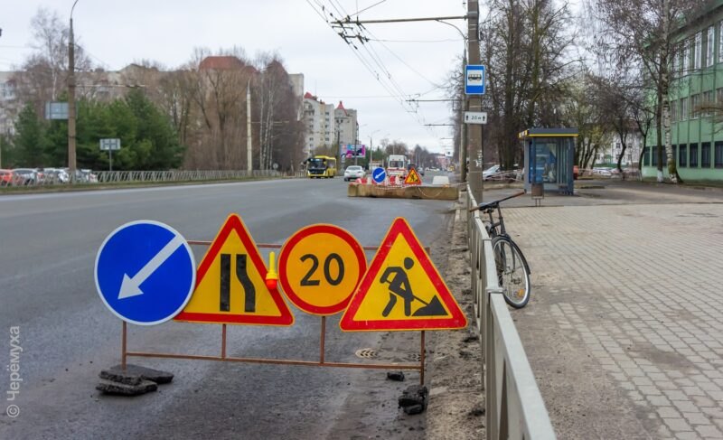 В Рыбинске из-за аварии на канализационном коллекторе провалился асфальт на проспекте Ленина