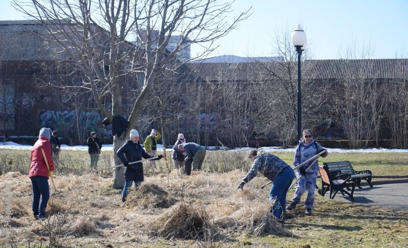 Тренд — на наведение порядка. Рыбинск присоединился к региональному субботнику. Фото