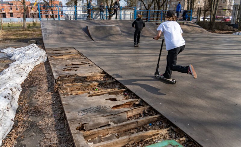 Ремонтировать должна спортшкола! Скейт-площадка на стадионе «Сатурн» в Рыбинске продолжает разрушаться. Фото