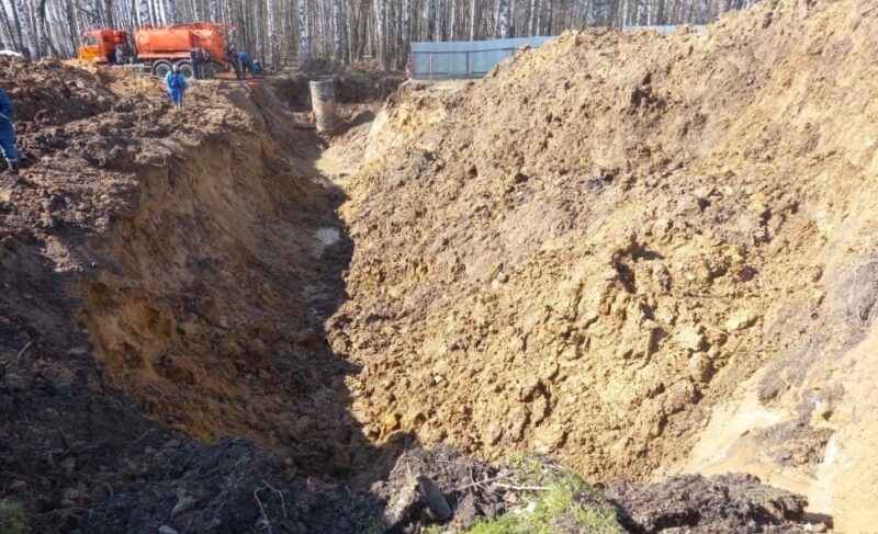 На Слипе меняют участок канализационного коллектора, чтобы наладить работу системы