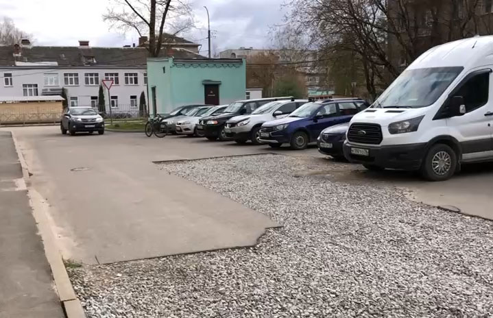 Жители одного из дворов в Рыбинске полтора года ждут возвращения асфальта