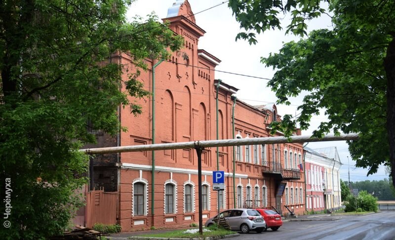 Ремонт фасада исторического здания на Фроловской завершают. Оно изменило облик