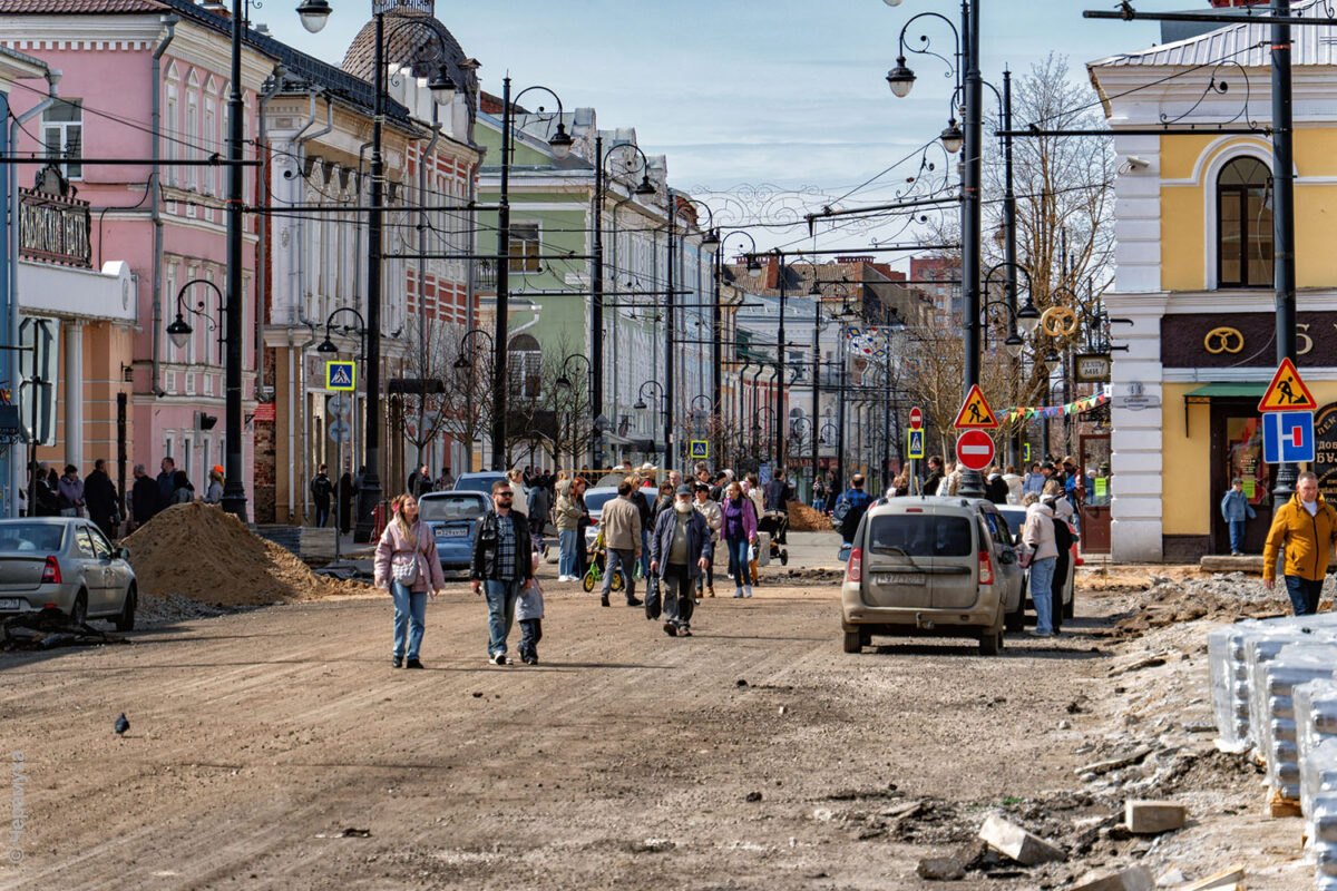 Работы идут, люди гуляют. Фоторепортаж из центра Рыбинска и комментарий о реконструкции