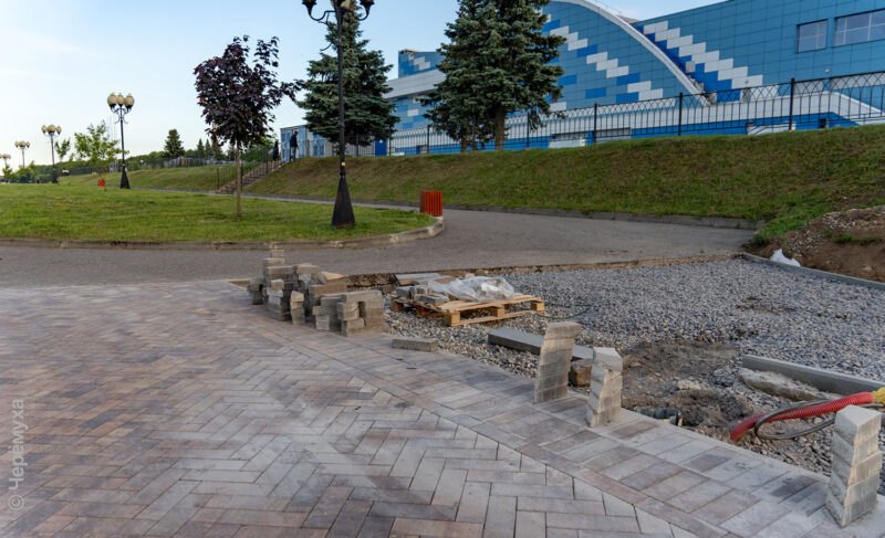 На набережной у «Полёта» в Рыбинске начали укладывать плитку, но работы ещё много. Фото
