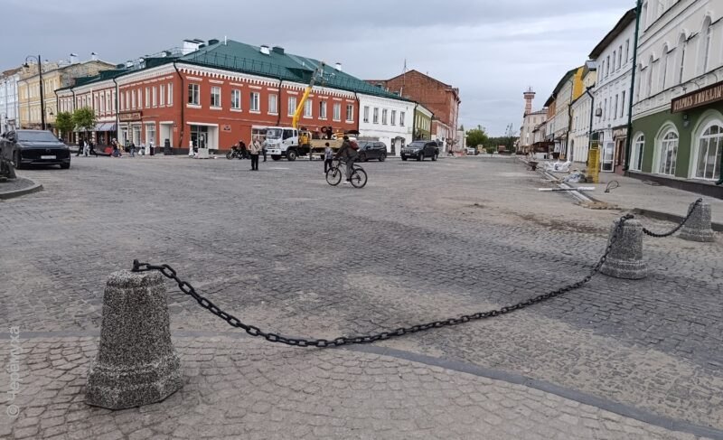 В пешеходном центре Рыбинска установили цепочные ограждения. На очереди — знаки