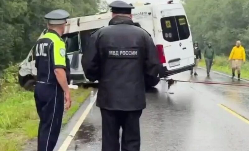 Под Ярославлем опрокинулся экскурсионный автобус, следовавший из Москвы в Тутаев