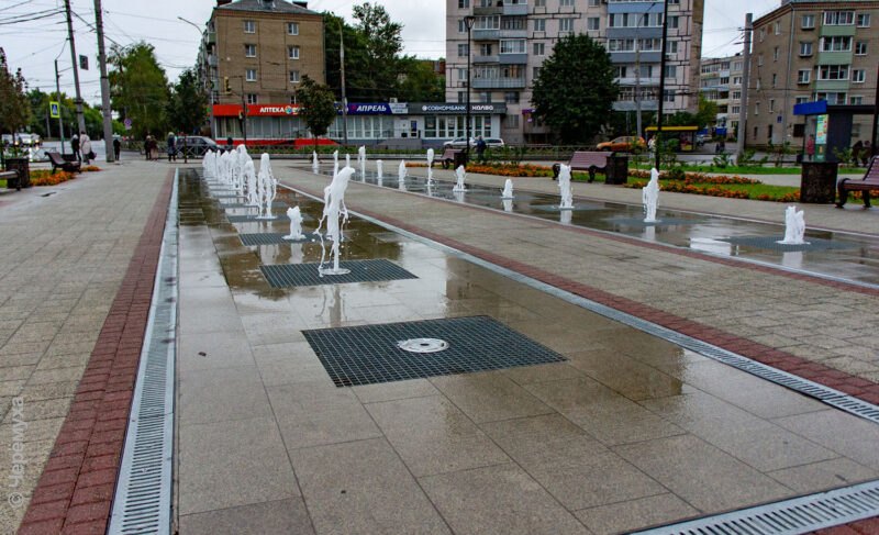 В администрации Рыбинска говорят, что фонтан на площади Жукова работает без сбоев. Похоже, это не совсем так