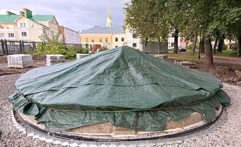 В Рыбинске попробовали запустить фонтан «с журавлями». Фигуры птиц пока не установили