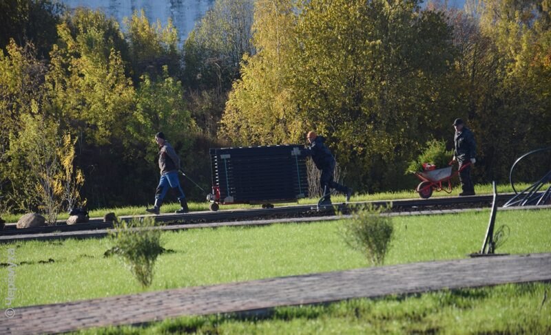 «Рыбинскую гавань» начали озеленять. Фоторепортаж о том, как дела на Стрелке