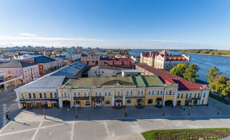 Вид на часть пешеходной зоны Рыбинска с колокольни. Шесть фотографий